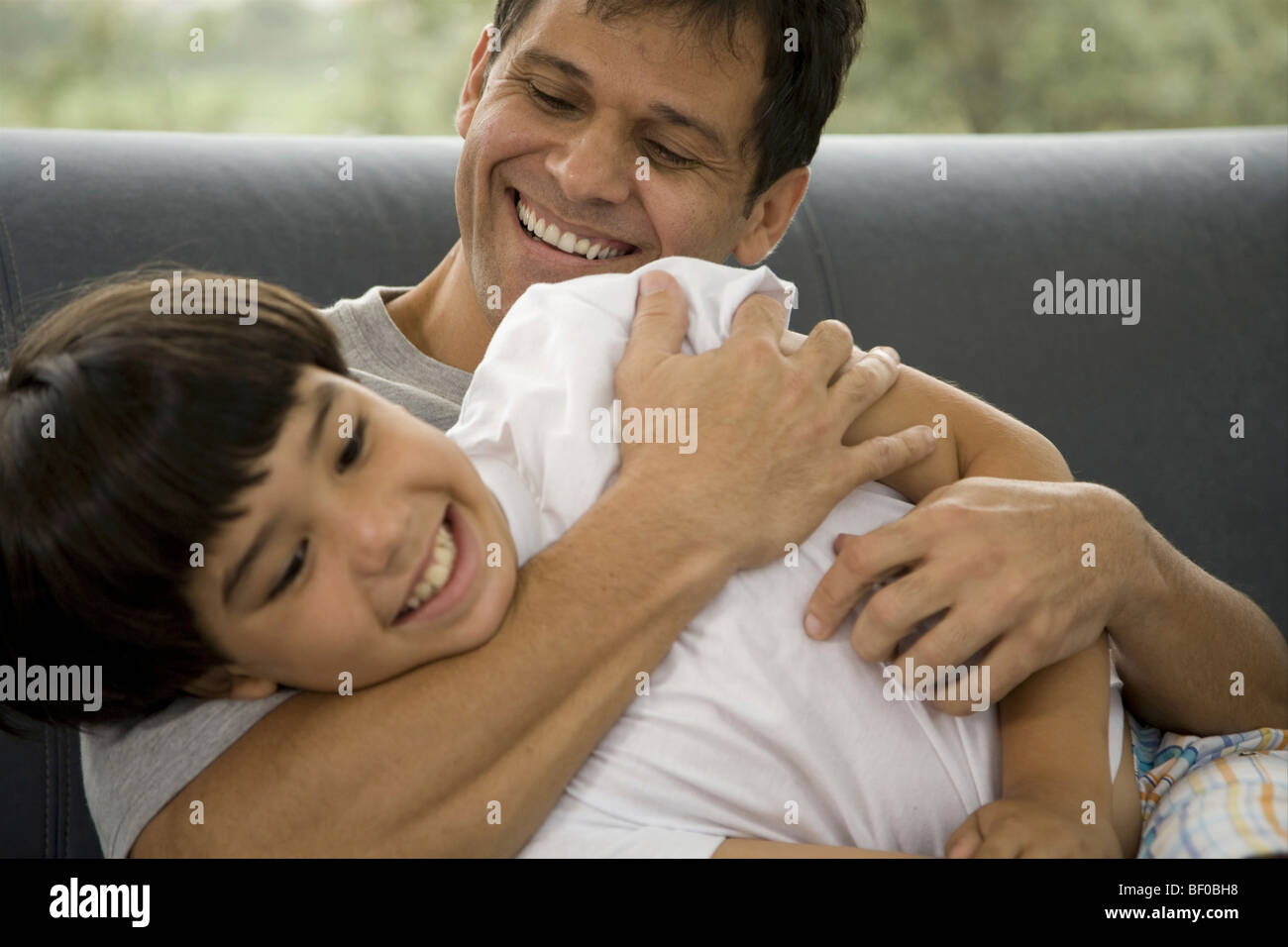 Raising dad актеры. Отец с дочкой на закате. Мужчина с ребенком. Девочка с папой. My father and me.