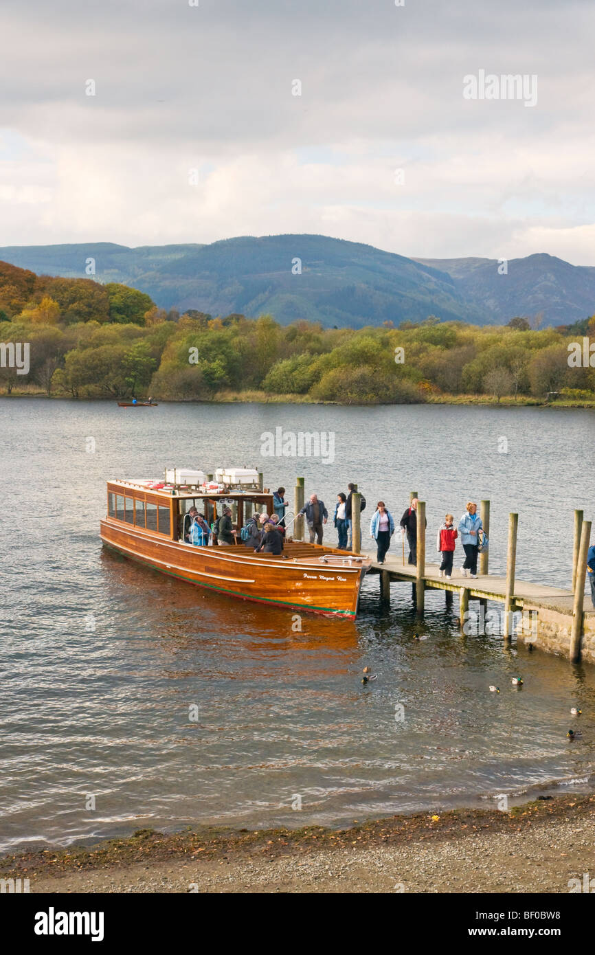 Boat and disembarking passengers, Derwentwater Stock Photo Alamy