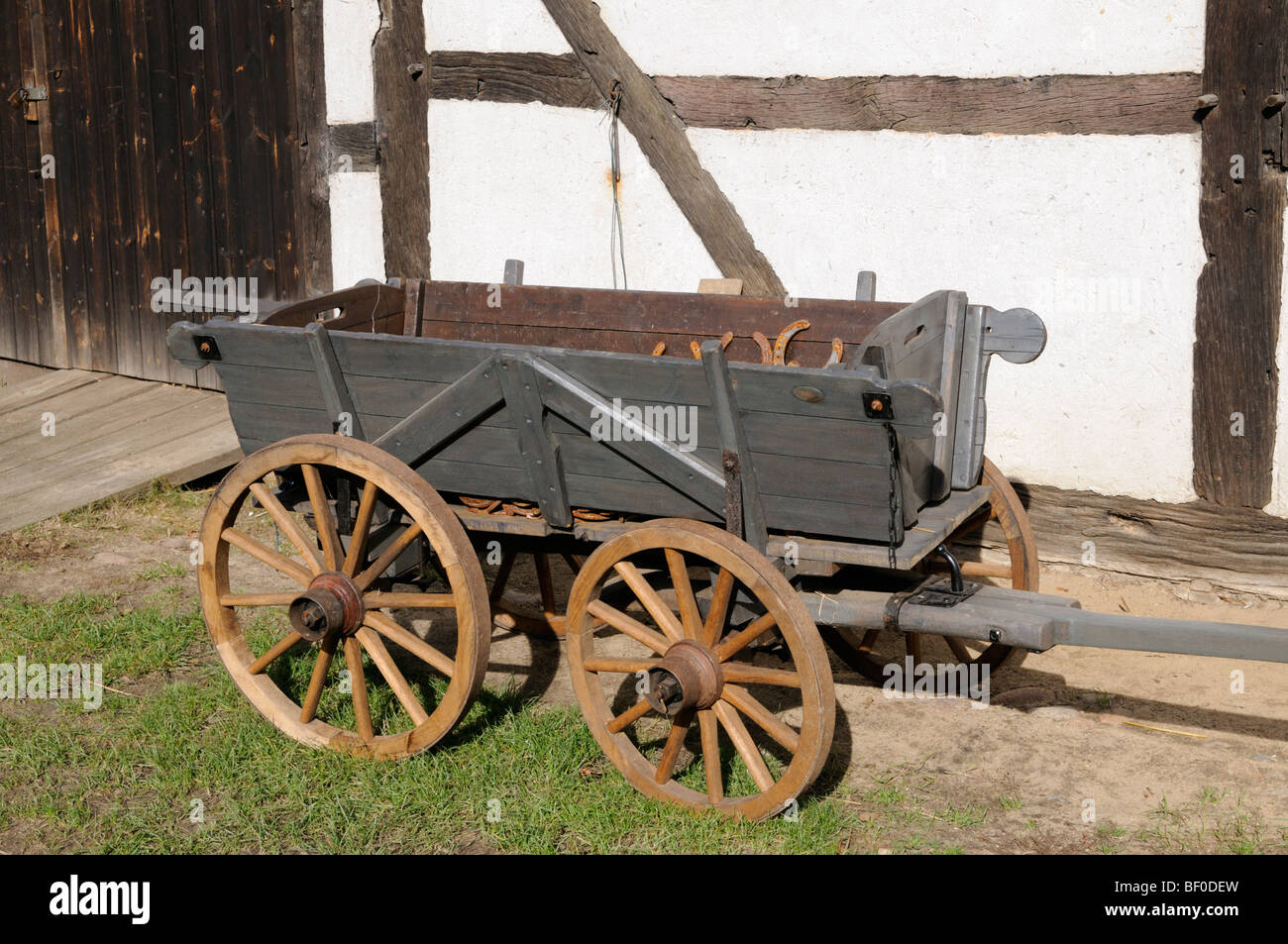 Alter Handkarren auf einem Bauernhof. - Old handcart on a farm. Stock Photo