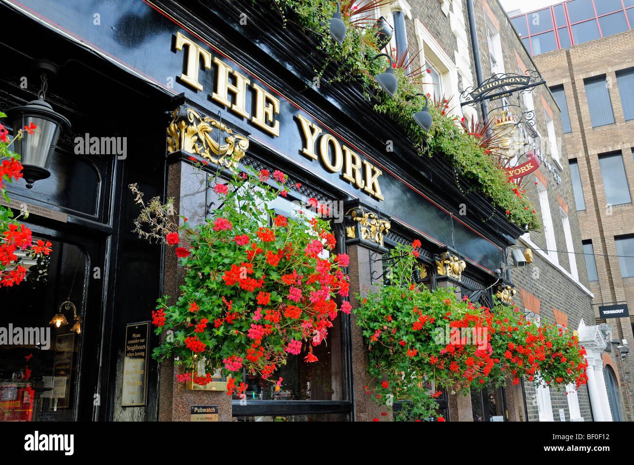Hanging baskets hires stock photography and images Alamy