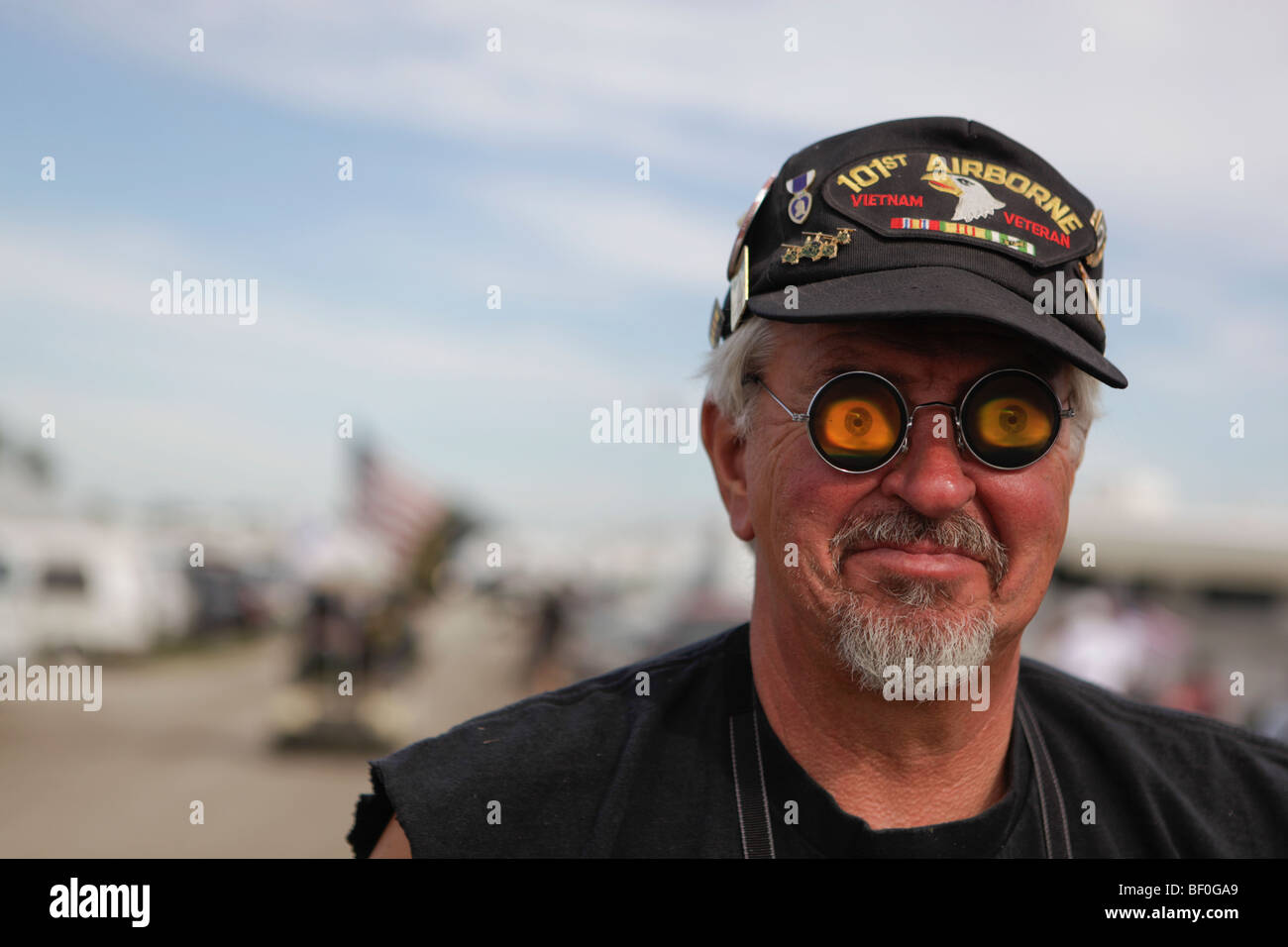 A Vietnam Veteran of the 101st Airborne wears a funny pair of shades. Vietnam Veterans gather in Kokomo, Indiana Stock Photo