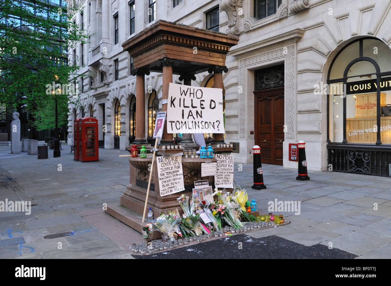 City of London, shrine to Ian Tomlinson in who died at the G20 protests Stock Photo