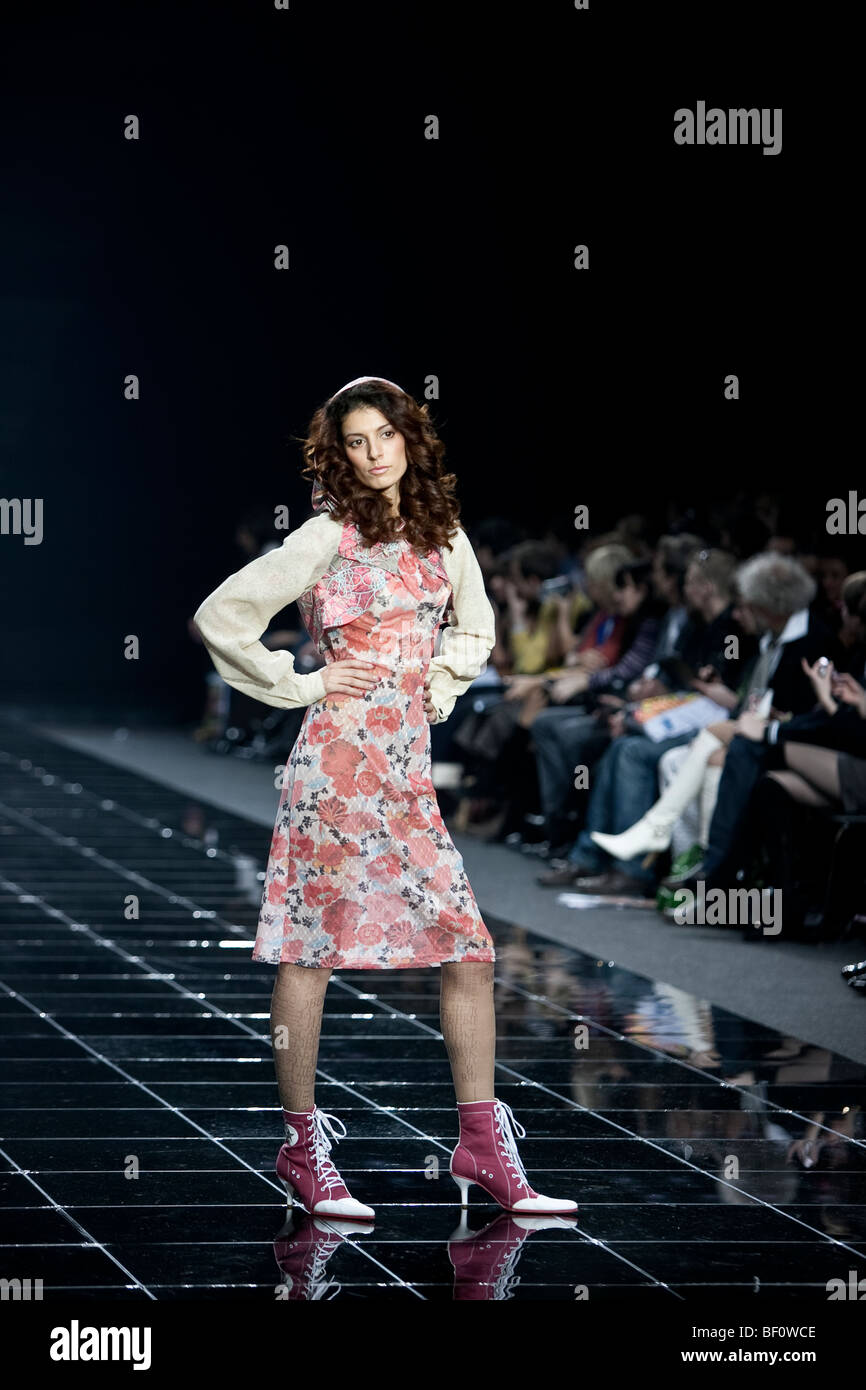 A model displays a creation by fashion designer Marc Jacobs for Louis  Vuitton Ready-to-Wear 2007 Spring-Summer in Paris, France, on October 8,  2006. Photo by Java/ABACAPRESS.COM Stock Photo - Alamy