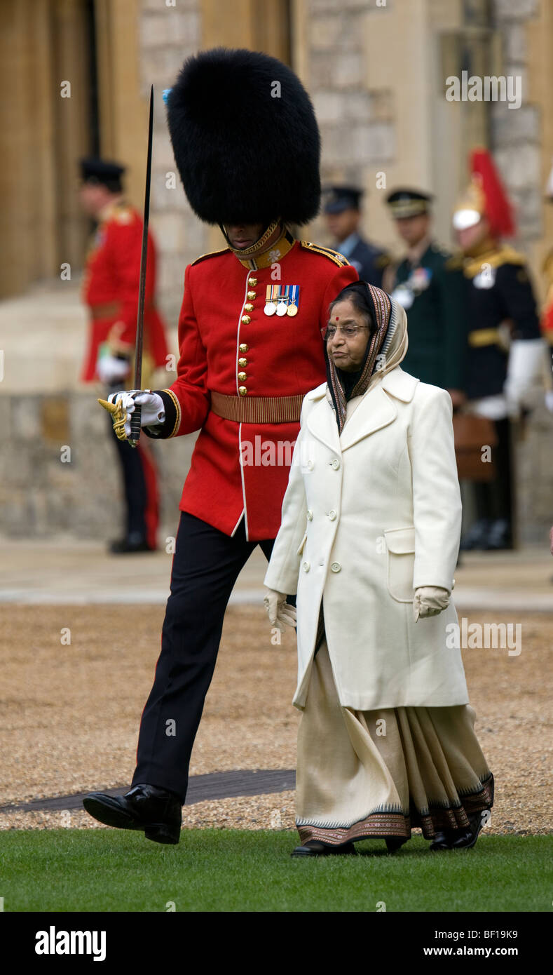 The President of the Republic of India Pratibha Devisingh Patil with a tall officer of the Irish Guards at Windsor Castle Stock Photo