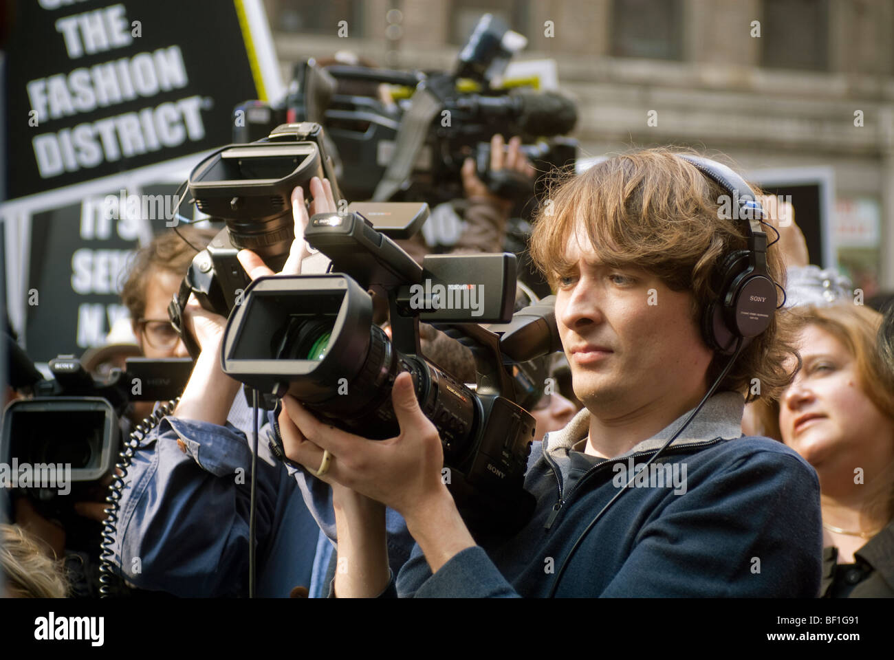 Television camera people at a rally in New York on Wednesday, October 21, 2009. (© Richard B. Levine) Stock Photo