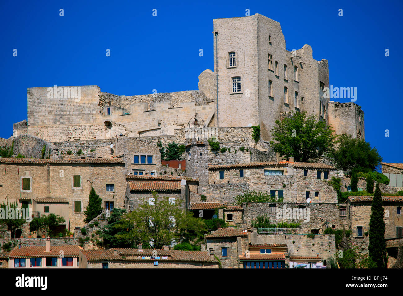 The village of Lacoste and the Chateau du Marquis de Sade owned by Mr  Pierre Cardin Stock Photo - Alamy