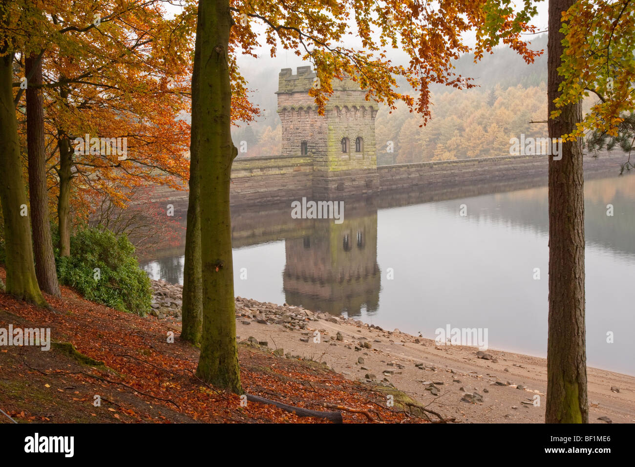 misty autumnal morning at the dam head on Ladybower reservoir in the Peak District Stock Photo