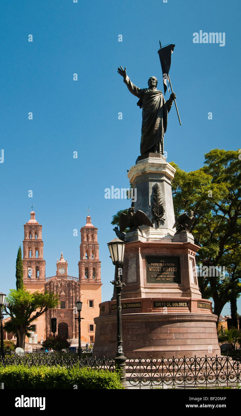 Statue of Father Hidalgo, leader of the Mexican Revolution, and his church in the town of Dolores Hidalgo, Guanajuato, Mexico. Stock Photo