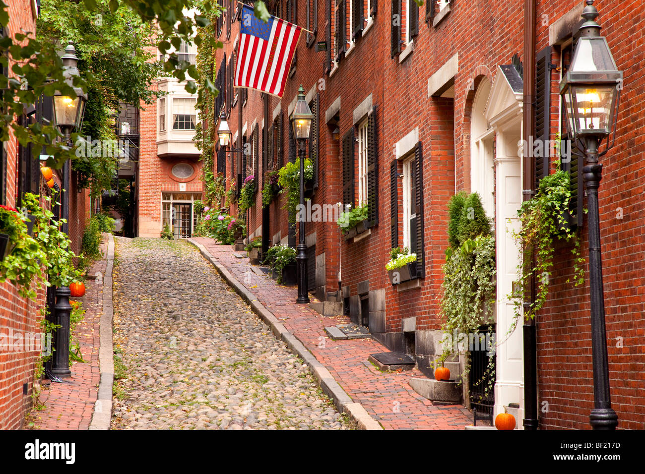 Estrada no bairro de beacon hill, no centro de boston, ma, eua.