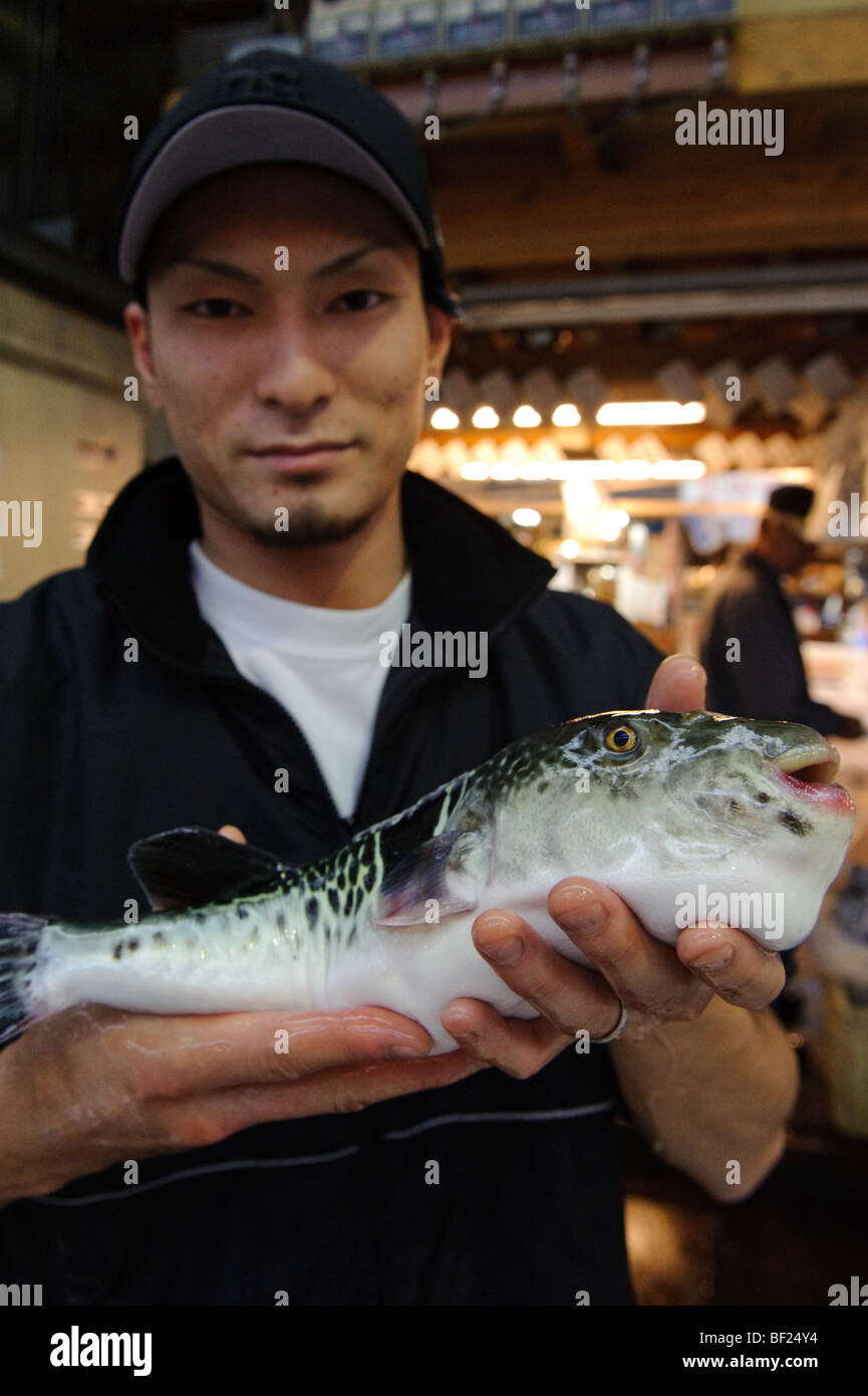 Koichi Kushida, staff at Otsubo Suisan fugu specialists, Tsukiji Fish Market, Tokyo, Japan, October 15 2009. Stock Photo