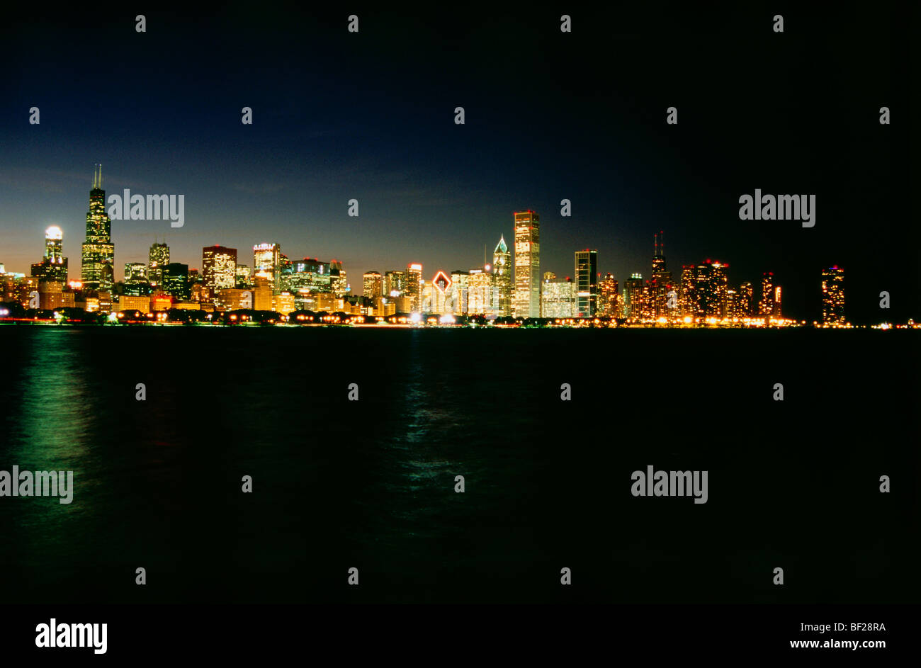 Illuminated chicago skyline view hi-res stock photography and images ...