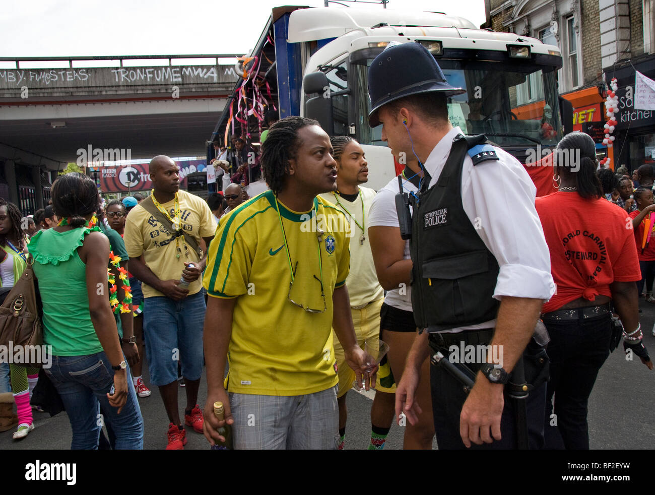 Young man argues with police officer at Notting Hill Carnival Stock Photo