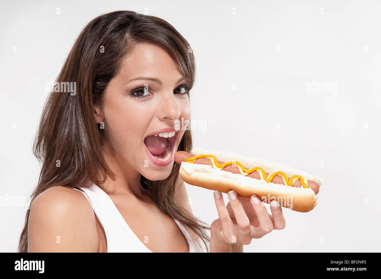 Девушка ест хот дог. Хот дог вечеринка. Девушка в парке ест хот дог зима брюнетка. Eat a hot Dog. Eating a hot dog транскрипция