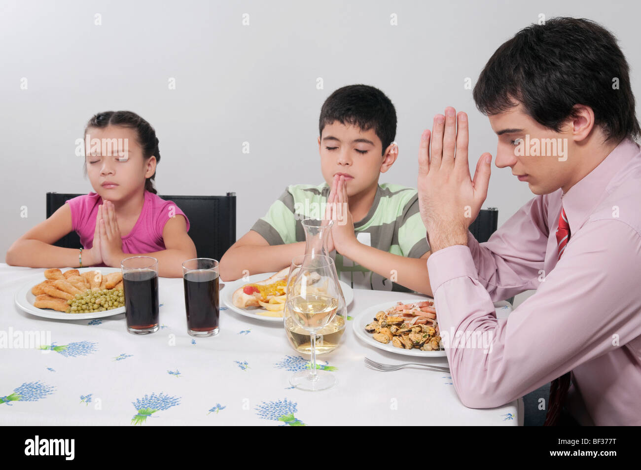Family praying together meal dining hi-res stock photography and images ...
