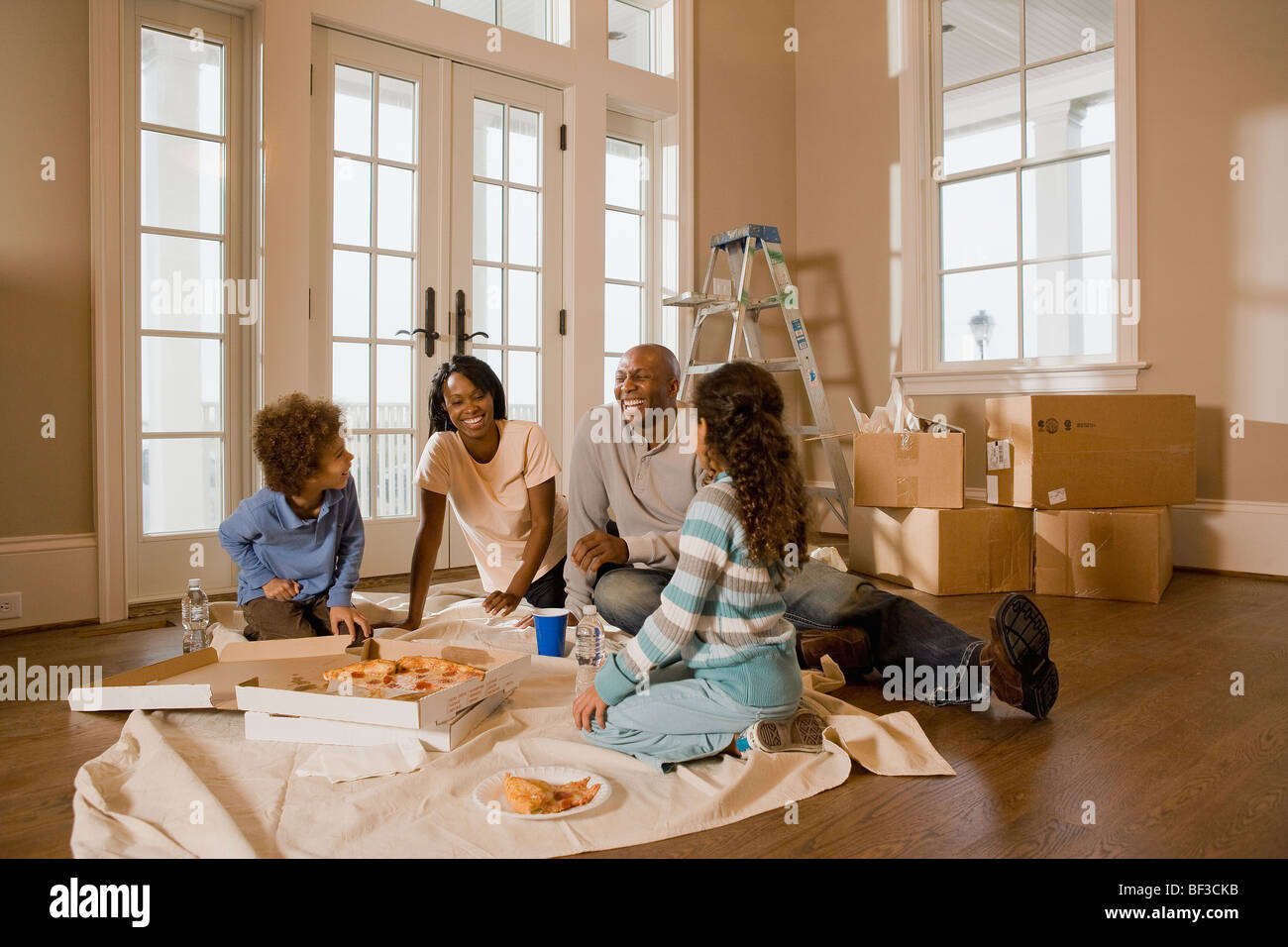 African family eating pizza hi-res stock photography and images - Alamy