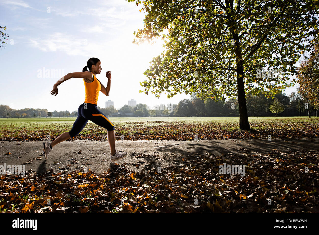 рисунки на дорогах бегунов. человек бежит по дороге. мужчина на пробежке в лесу. девушка бежит. бежать раскрытый.