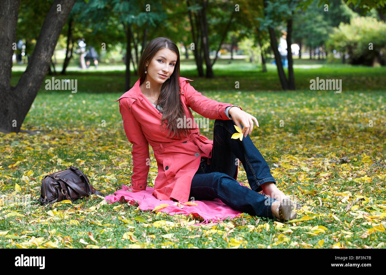 предлагаем в парке девушка. фотосессия девушки в парке. девушка сидит на скамейке. осенняя фотосессия. позы на скамейке.