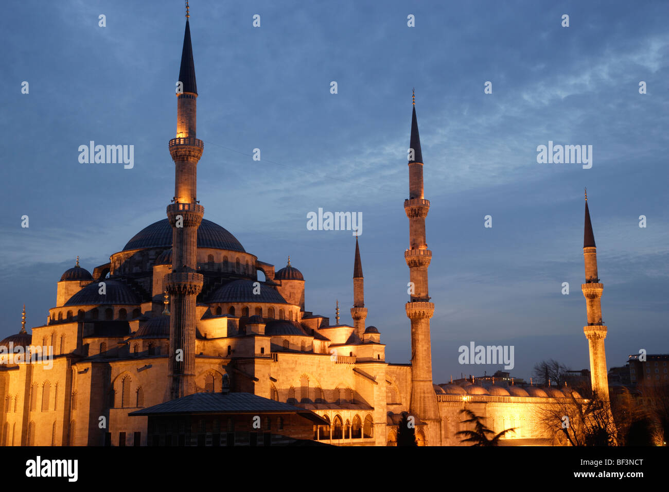 The Blue Mosque illuminated at night. Sultanahmet District, Istanbul ...