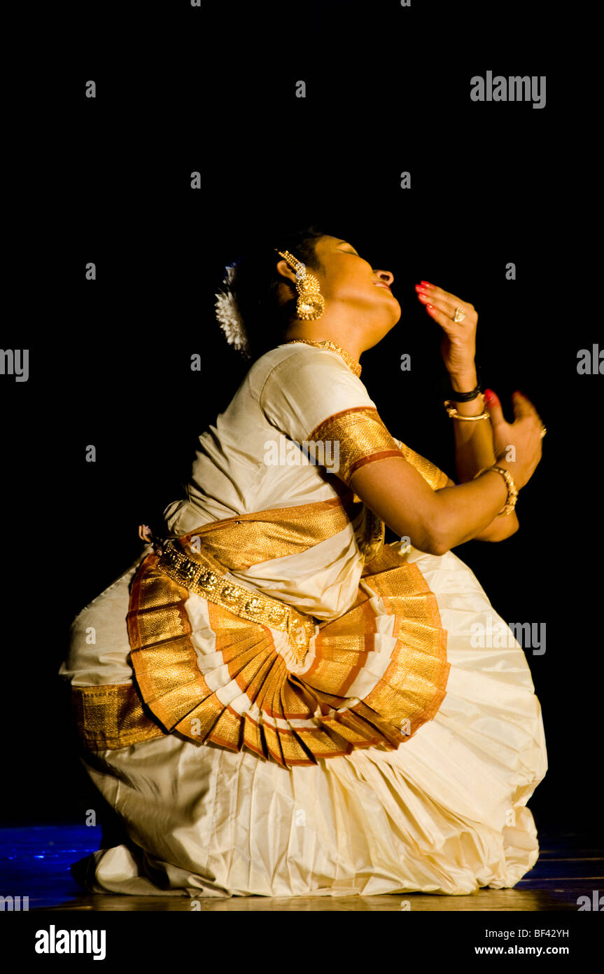 India dance performance Mohiniyattam Stock Photo - Alamy