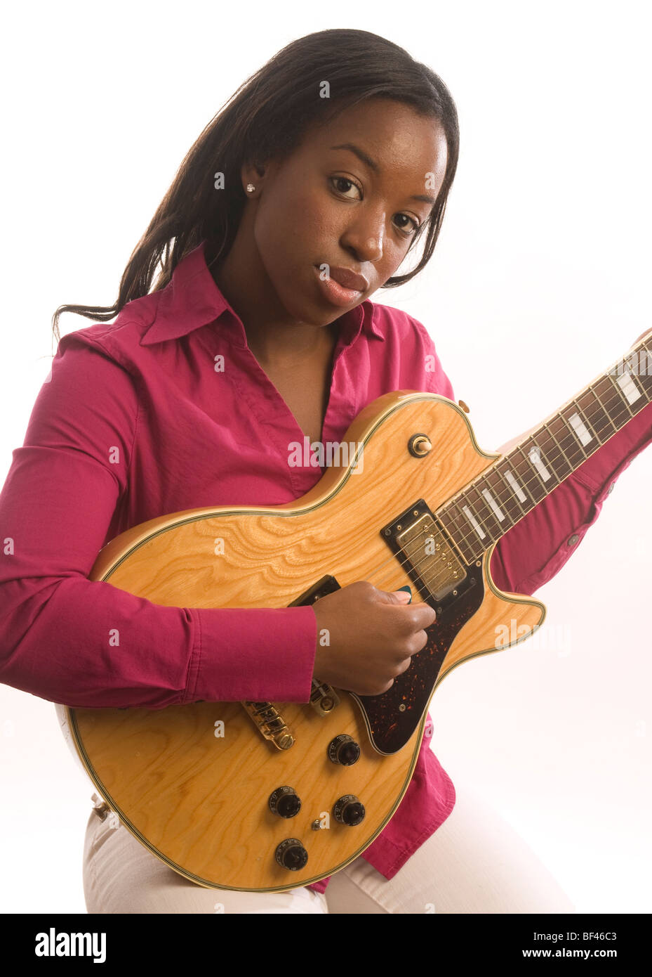 Негритянки игры. Негритянка играет на. Гитара и темнокожие музыканты. Черная женщина музыкант. Акустическая гитара и девушка африканка.