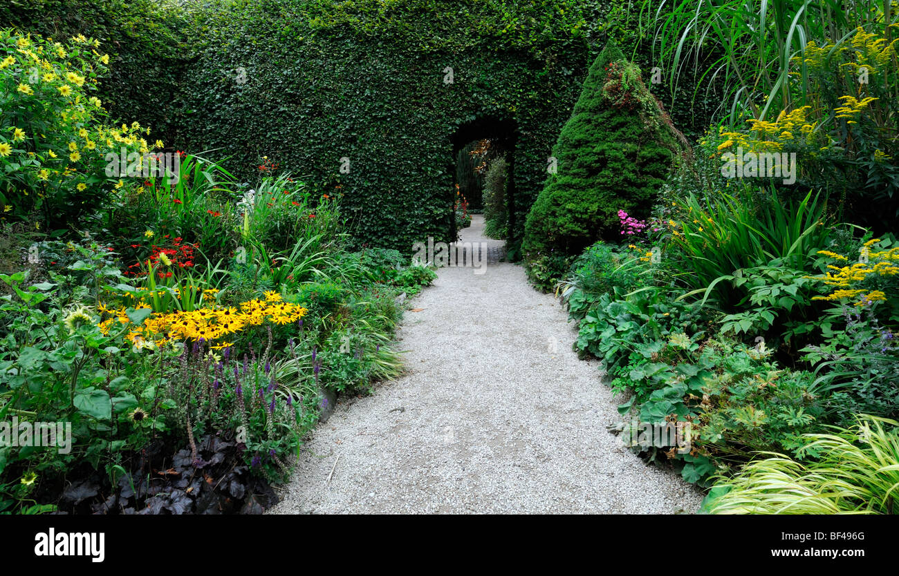 straight path footpath garden herbaceous border perennial formal