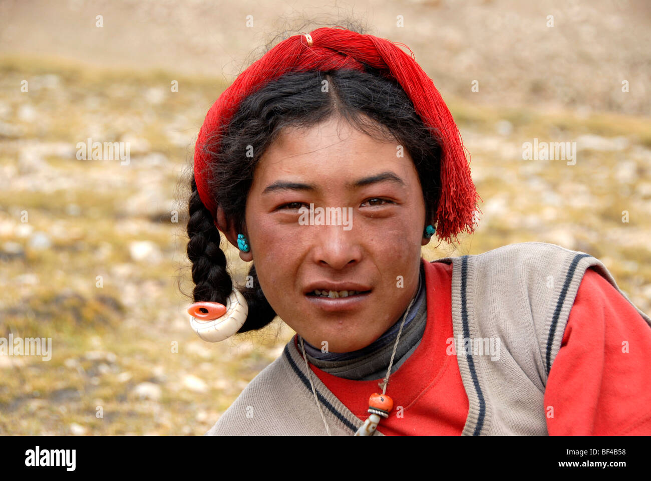 Portrait, Tibetans with long hair and hair ornaments, near Tingri, Himalayas, Tibet Autonomous Region, People's Republic of Chi Stock Photo