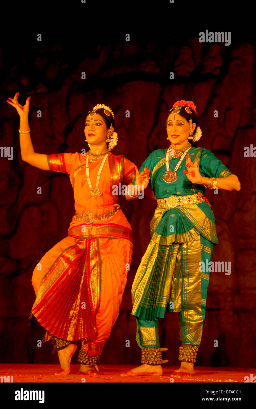 A indian Bharatanatyam dancer during a classical indian dance festival in  Mahapalipuram,Tamil Nadu, India Stock Photo - Alamy