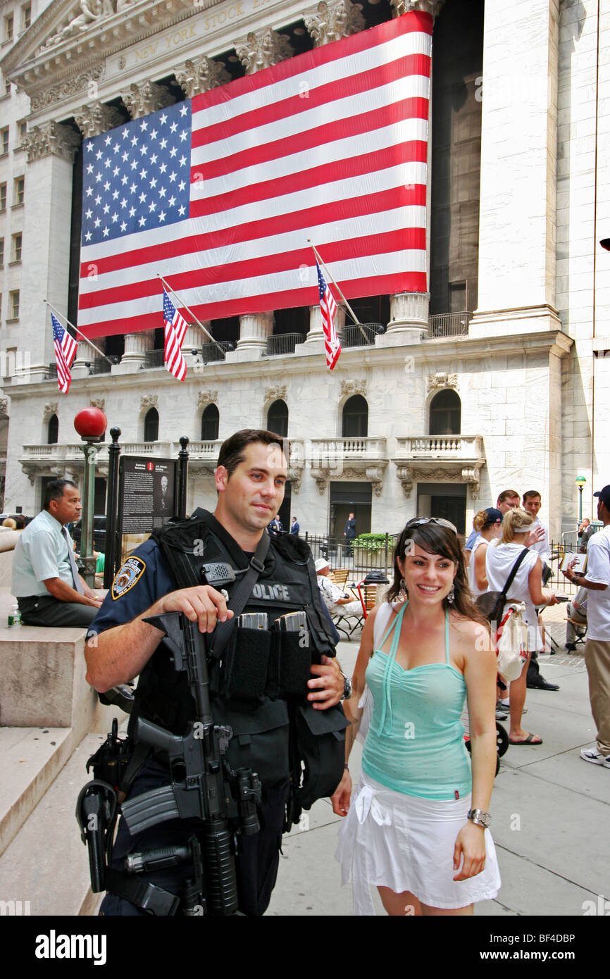 Policeman posing with tourist, New York City Stock Photo - Alamy