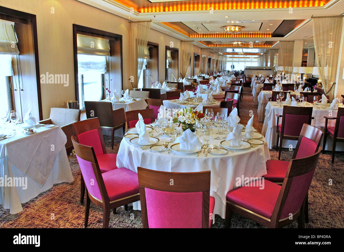 Princess Grill, top class dining on board the Queen Mary 2 cruise ship  Stock Photo - Alamy