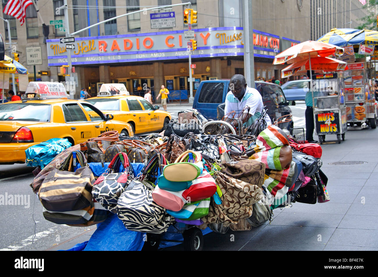 Bag seller in New York City Stock Photo Alamy
