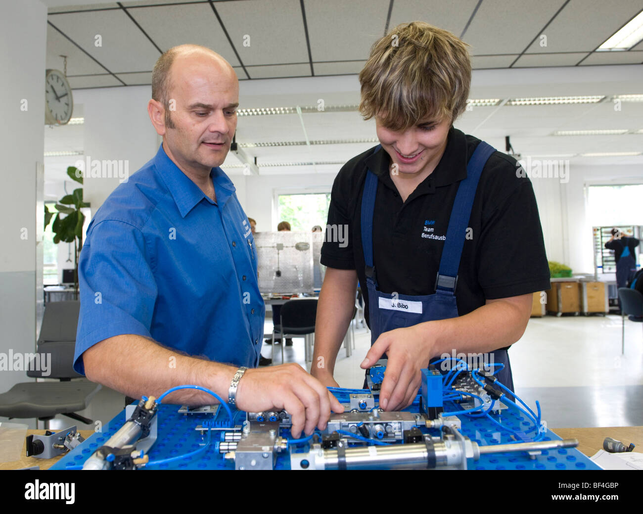 master, andreas fischer, explaining an electric circuit to an stock