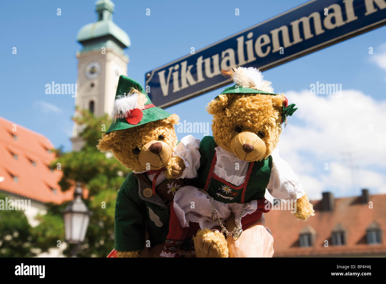 Souvenir, two teddy bears in Bavarian costumes at the Viktualienmarkt  square, Munich, Bavaria, Germany, Europe Stock Photo - Alamy