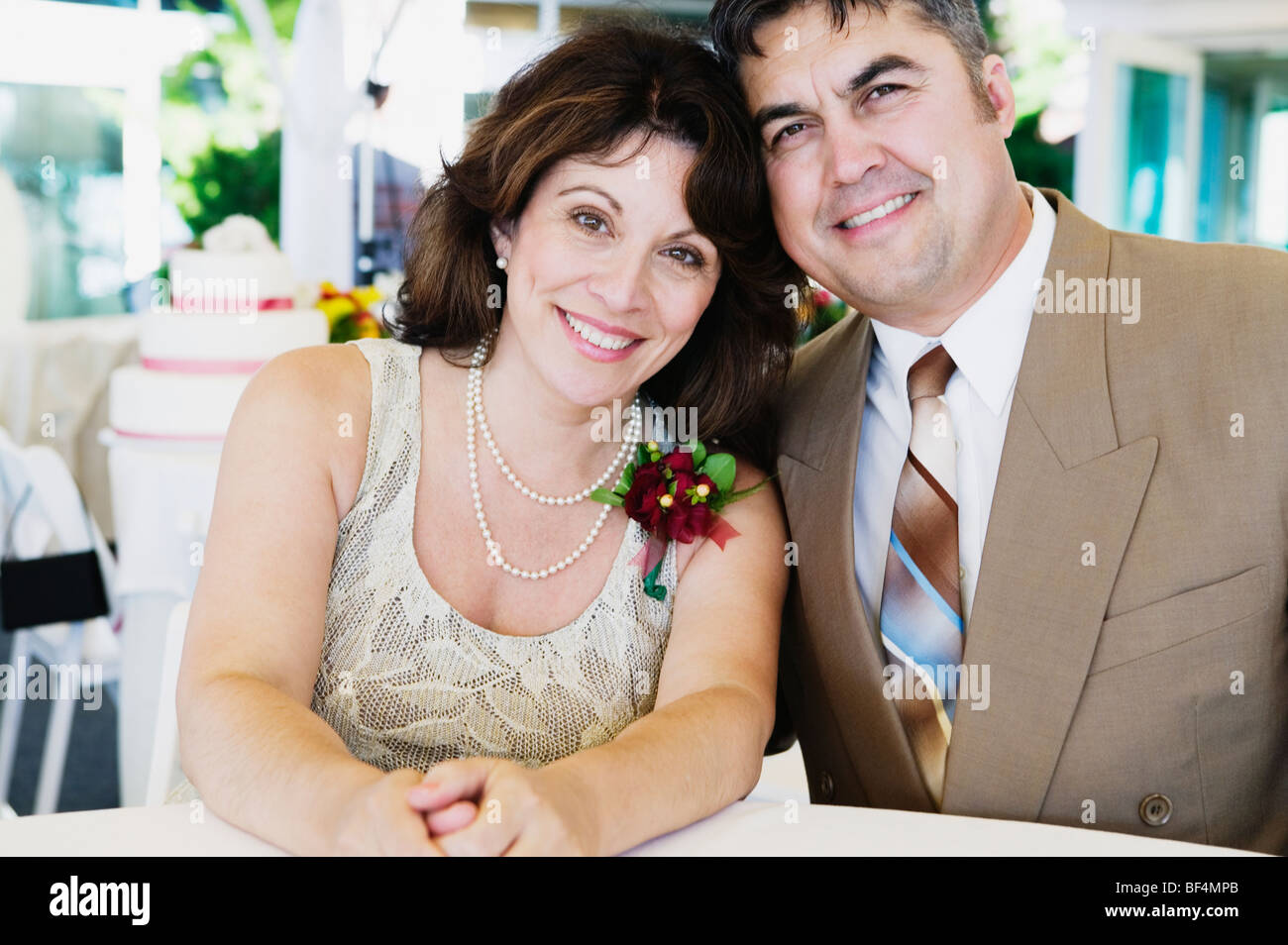 Couple hugging and reception hi-res stock photography and images - Alamy