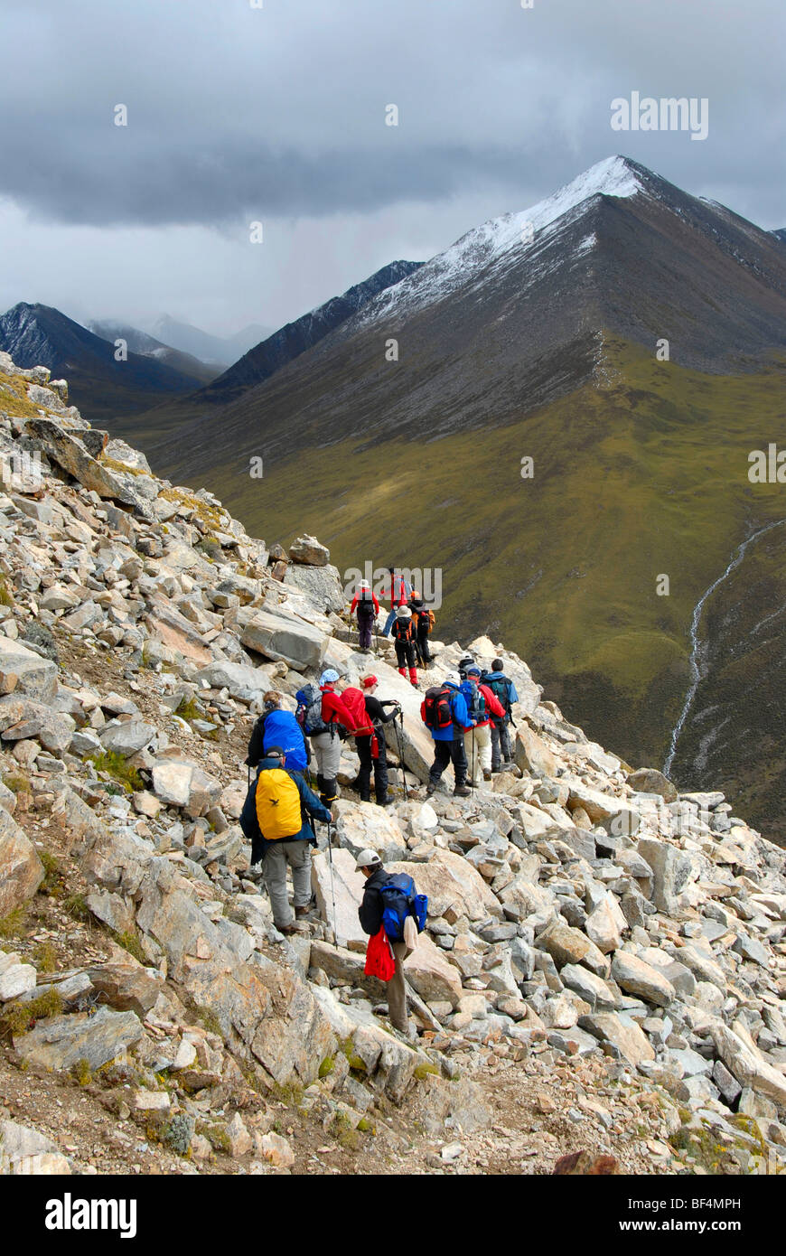 Trekking tourism, group of hikers, stony path, Shug-La Pass 5250 m, an old pilgrims' path through the high mountains of the Gan Stock Photo