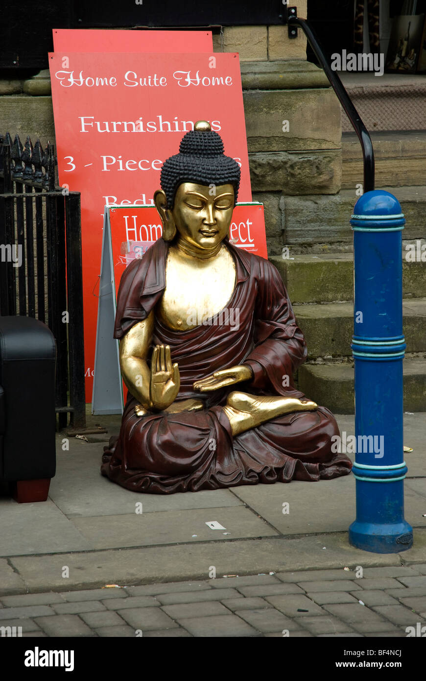 Statue outside shop hires stock photography and images Alamy