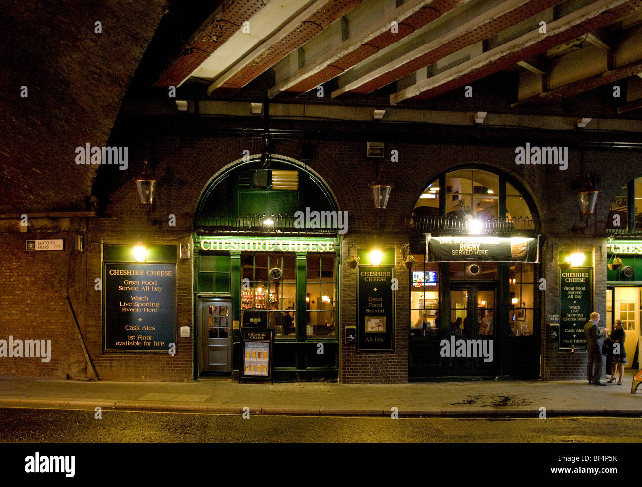 Cheshire Cheese pub under railway arch Stock Photo