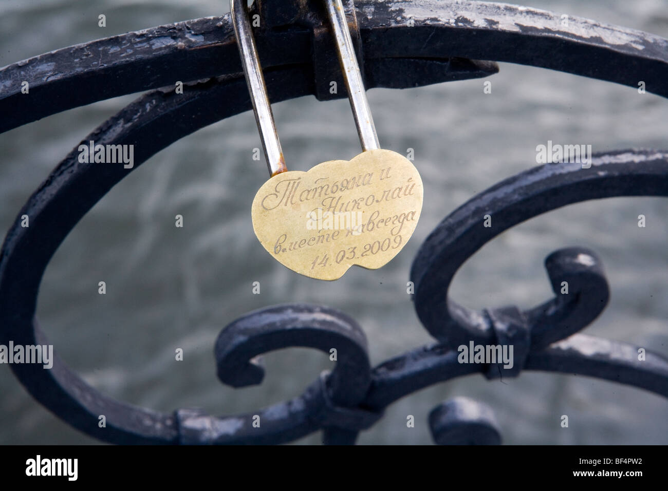 russian lovers showing their love through padlocks Stock Photo - Alamy