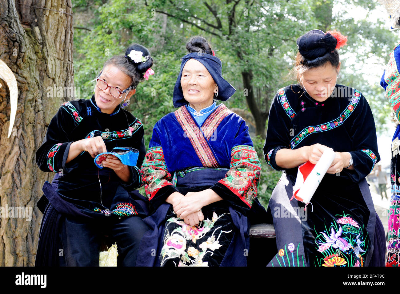 Old chinese woman sew hi-res stock photography and images - Alamy