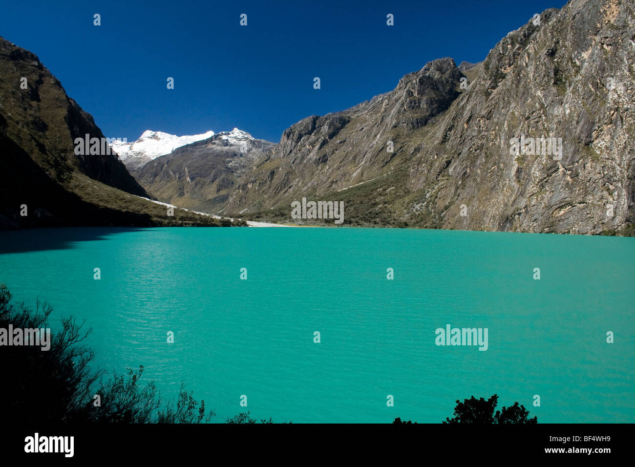 Lagune de llanganuco in Parque nacional Huascaran, Peru Cordileria. Deep blue green colour against snowy mountain backdrop Stock Photo