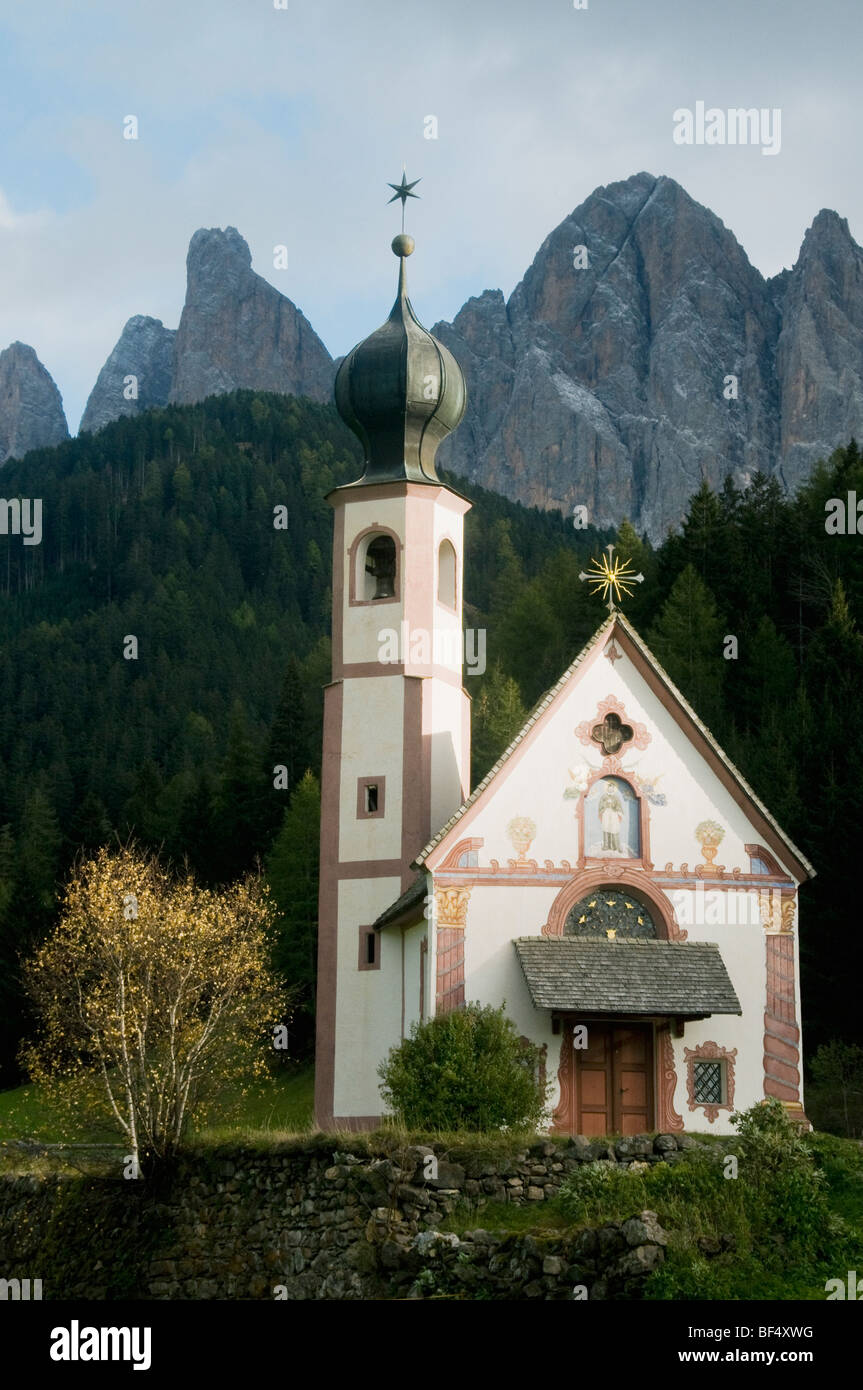 Church of St. Johann in Ranui, Val di Funes, Odle Mountains behind, Dolomites, Trentino-Alto Adige, Northern Italy Stock Photo