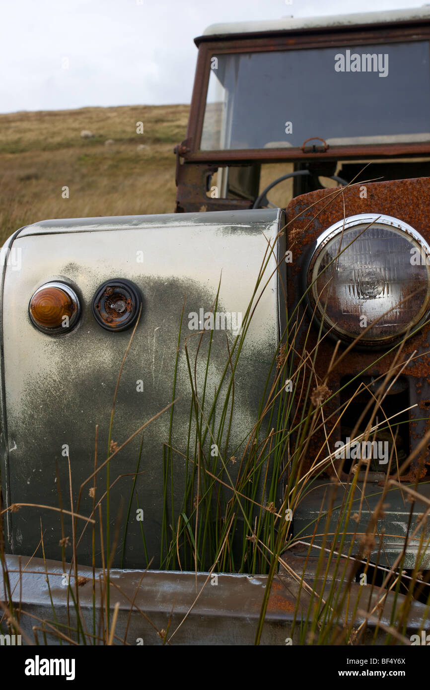Abandoned old car uk hi-res stock photography and images - Alamy