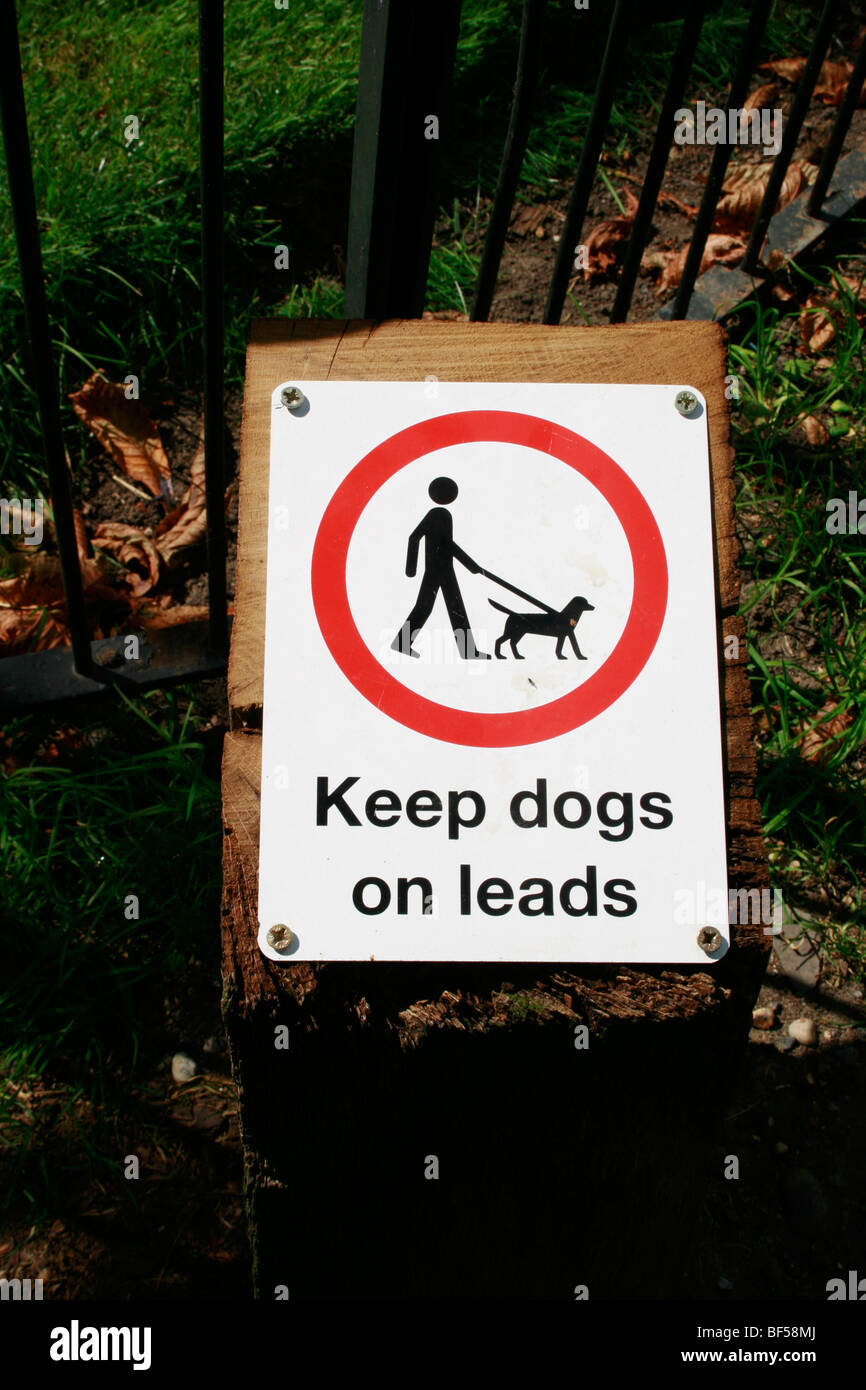 Keep dogs on leads sign in Regent's Park, London Stock Photo Alamy