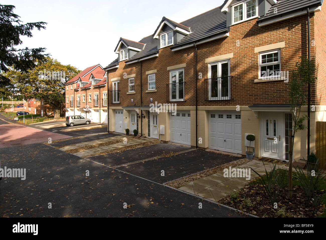 Row of Townhouses on a Modern UK Housing Development Stock Photo Alamy