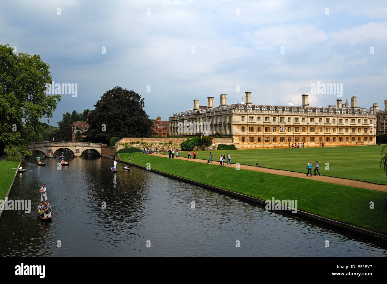 Cruise on the Cam river, called Punting, with bridge and park of King's College, King's Parade, Cambridge, Cambridgeshire, Engl Stock Photo