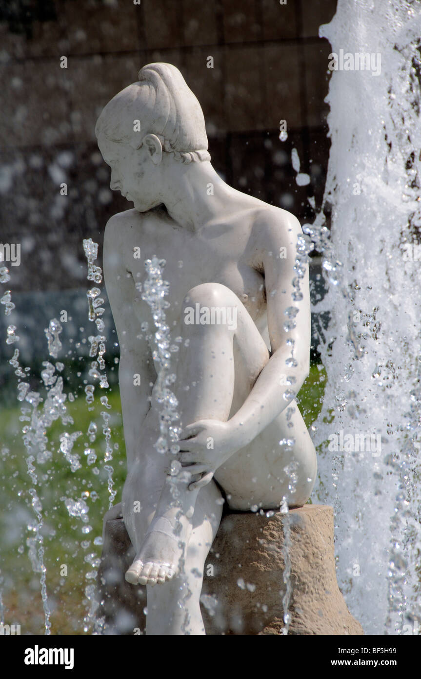 Figure of a naked woman sitting in a water fountain Hanth Park in central  Thessaloniki Greece Stock Photo - Alamy