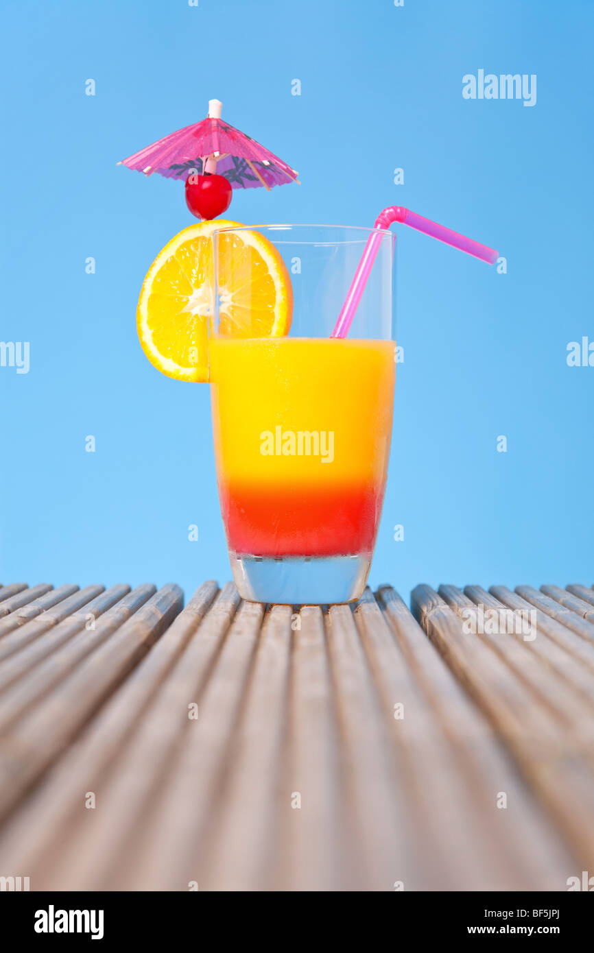 https://c8.alamy.com/comp/BF5JPJ/tequila-sunrise-cocktail-BF5JPJ.jpg