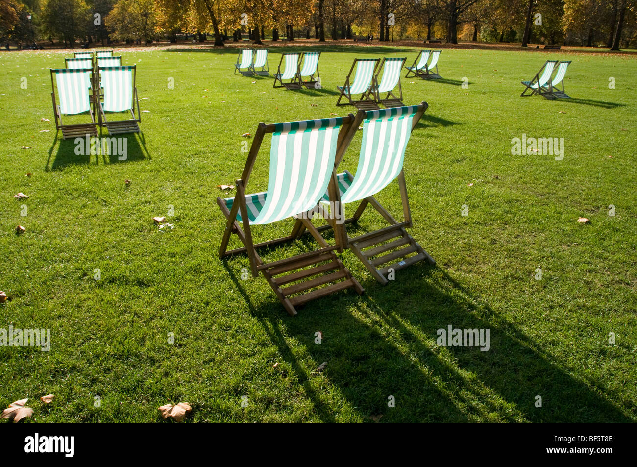 Deck chairs uk park hi-res stock photography and images - Alamy