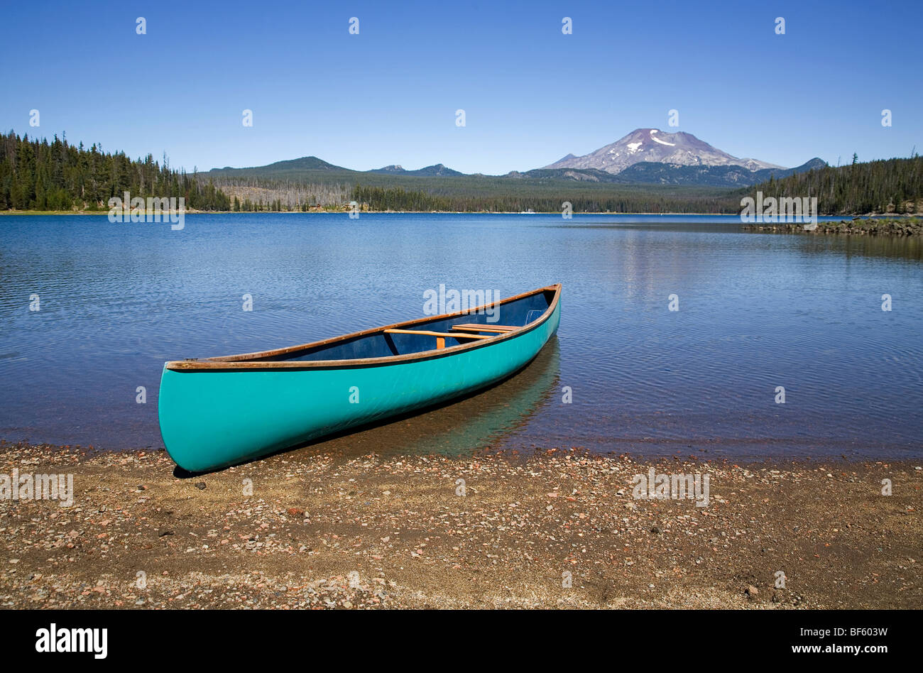 A canoe on the shore of a mountain lake in the Oregon Cascade Mountains along the Cascade Lakes Highway Stock Photo