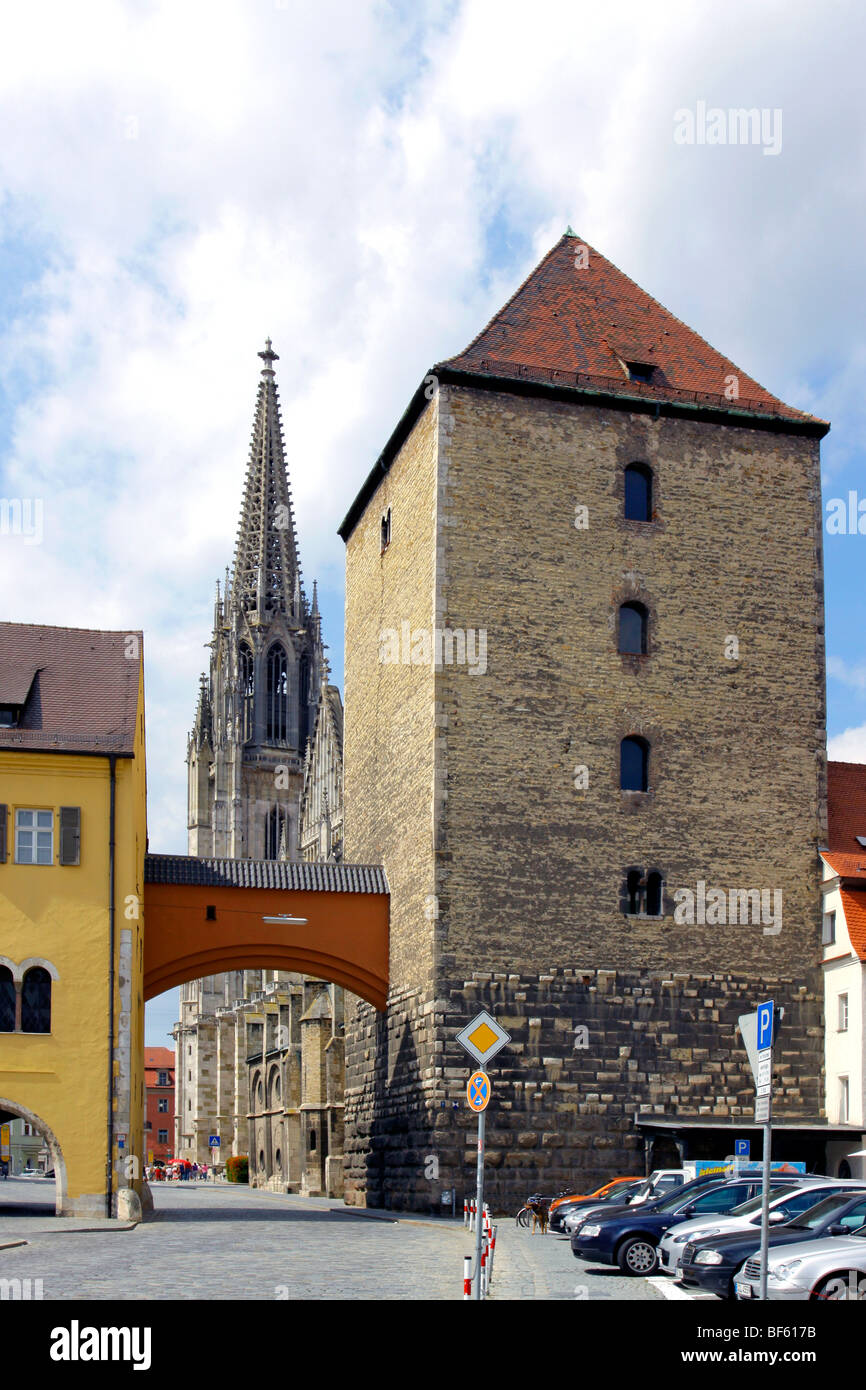 Deutschland Regensburg Roemerturm und Dom St. Peter, Germany Regensburg Roman Tower and Cathedral of Saint Peter Stock Photo