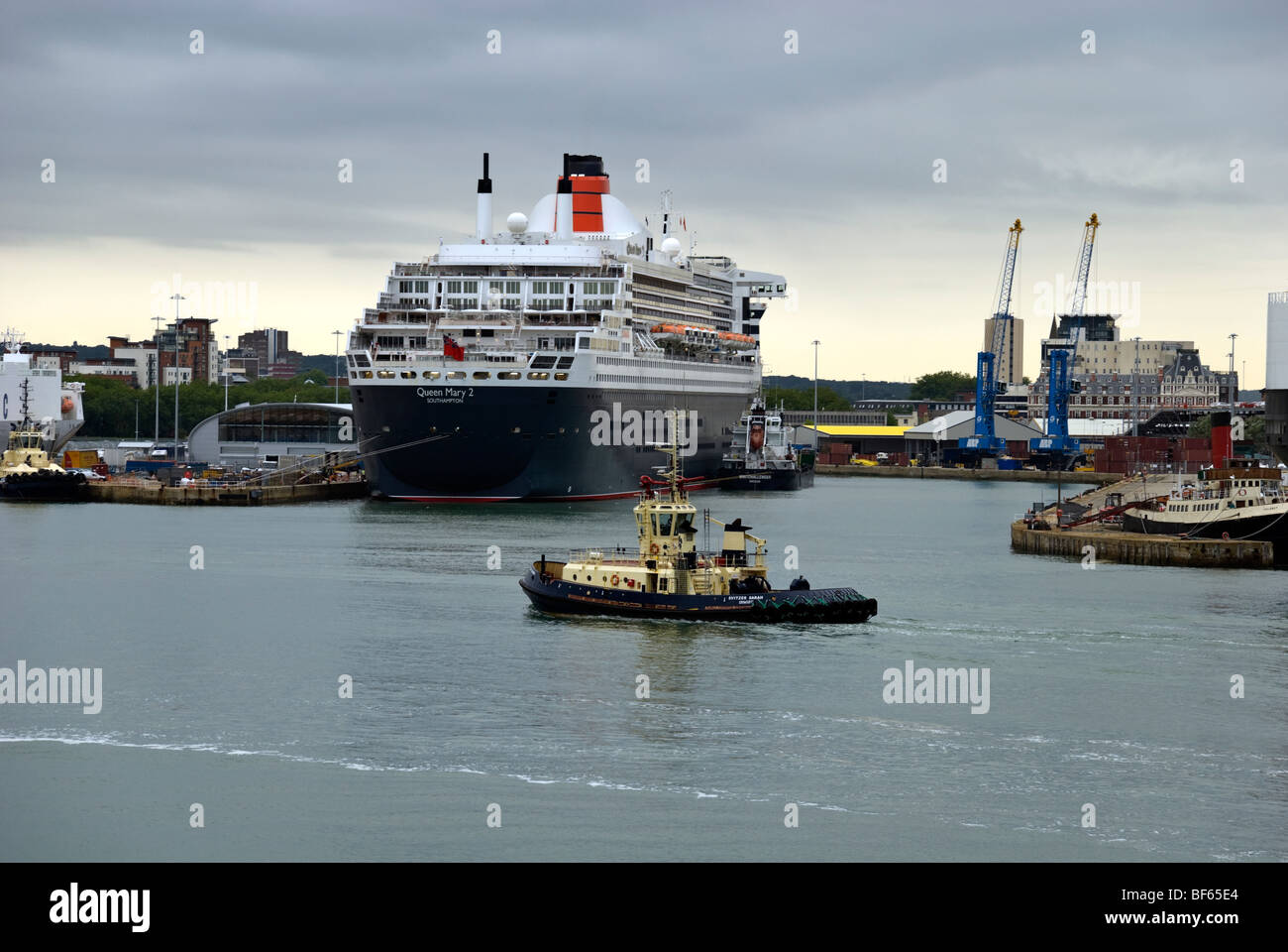 ocean liner queen mary 2 in southampton docks Stock Photo Alamy